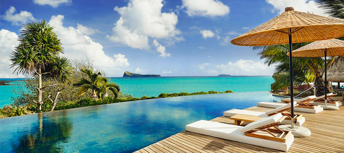 Een groot zwembad met uitzicht op zee in een kleinschalig hotel