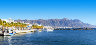 Haven aan de zee met bergen op de achtergrond op Kos