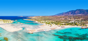 Blauwe baaien met rots- en berglandschap op Kreta