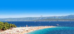 Windsurfers op zee in Kroatië