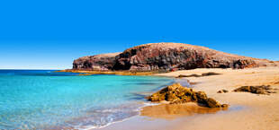 Azuurblauwe zee en natuur op Lanzarote