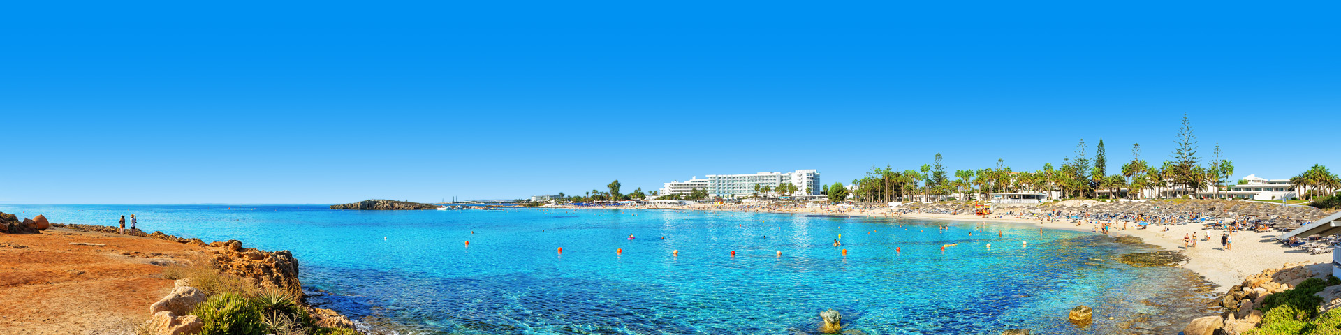 Baai met strand en plambomen in Ayia Napa