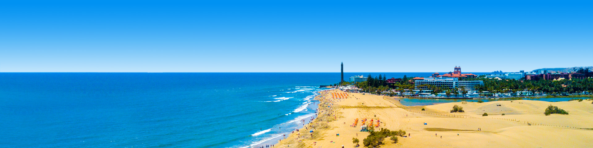 Strand en vuurtoren die je ziet tijdens je last minute Maspalomas 