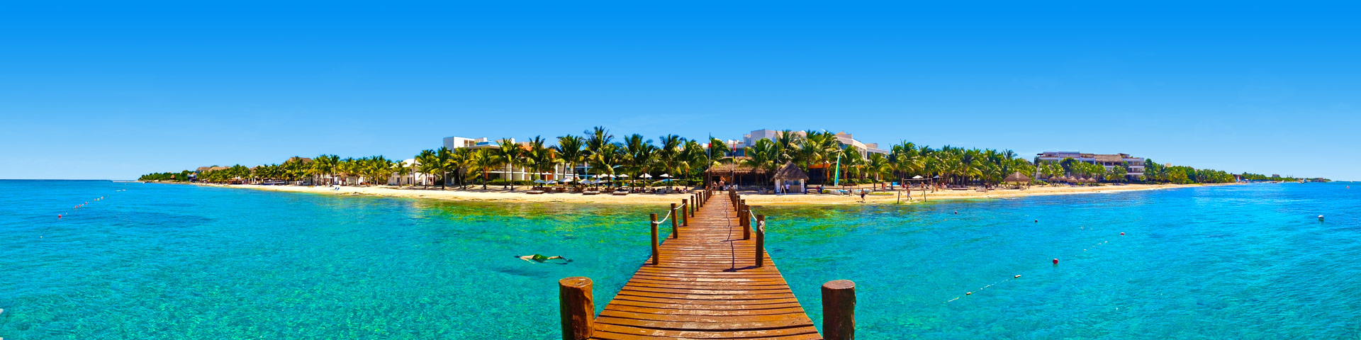 Stijger op het water met strand en plambomen Playa del Carmen