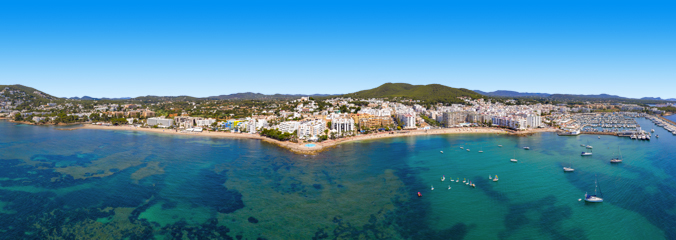 Uitzicht vanuit de zee op Santa Eulalia