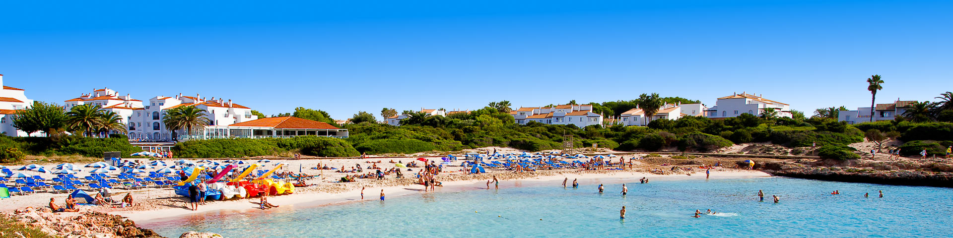 Baai met rotsen en groen Cala 'n Bosch