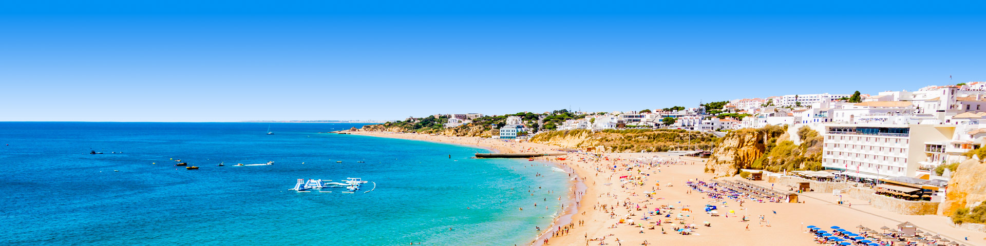 Strand en witte huizen Albufeira