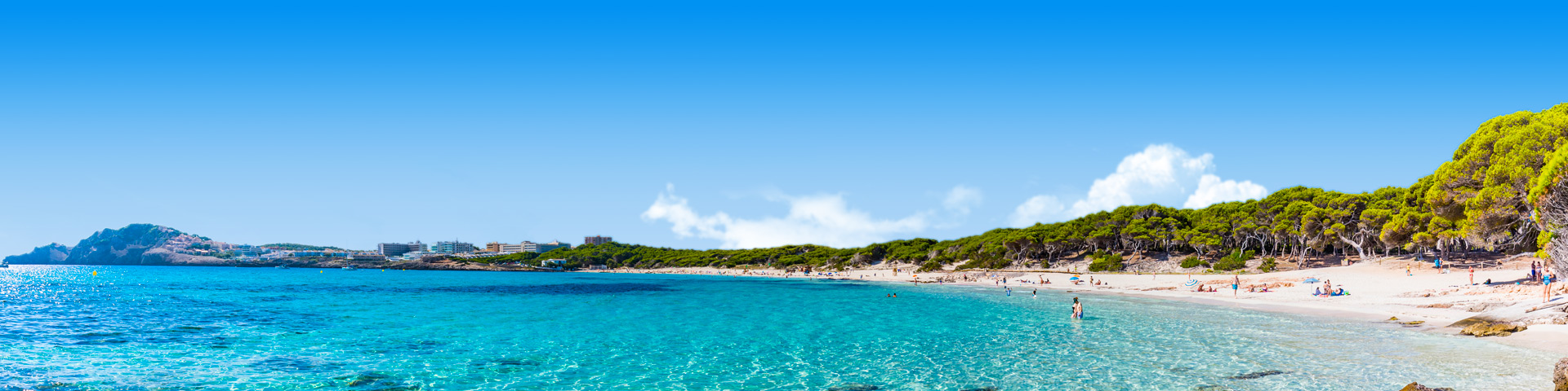 Helderblauwe zee voor het strand en de kustlijn tijdens een last minute herfstvakantie