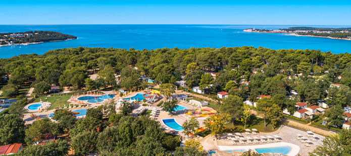 Een camping aan zee met zwembaden