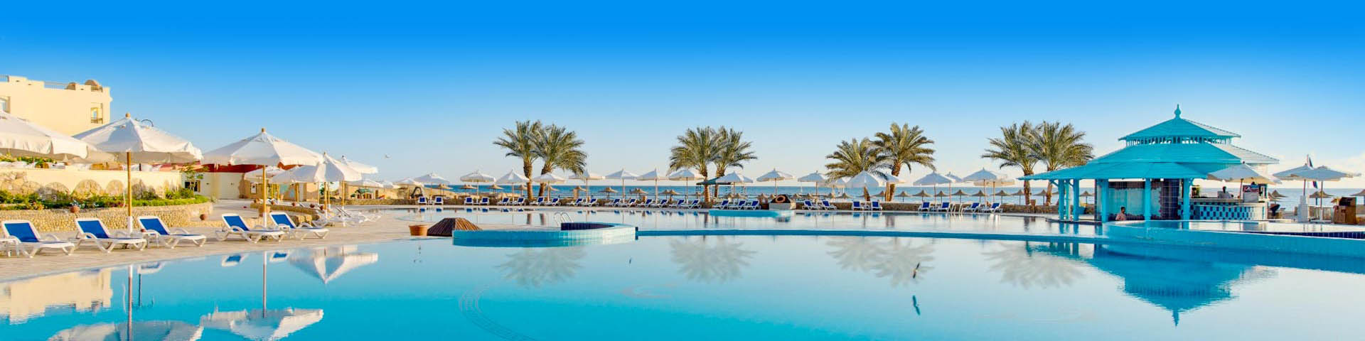 Mooi zwembad met blauw water bij een hotel in Egypte