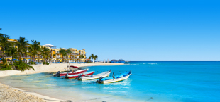 Vissersboten op het strand bij Playa del Carmen in Mexico