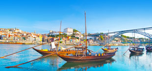 Uitzicht op Porto met blauwe lucht en zee