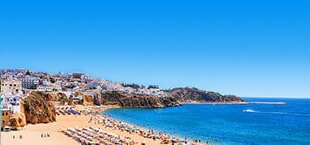 Strand met blauwe zee op een bestemming in Portugal