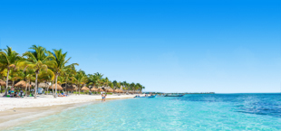 De helderblauwe zee en het strand aan de Riviera Maya in Mexico