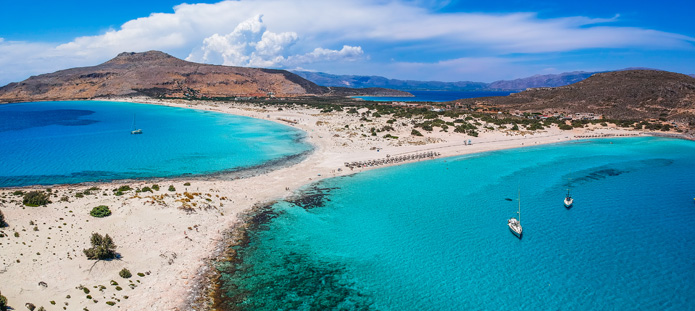 Uitzicht over prachtige helderblauwe baai