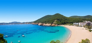 Baai met zandstrand en bergen op de achtergrond in Spanje