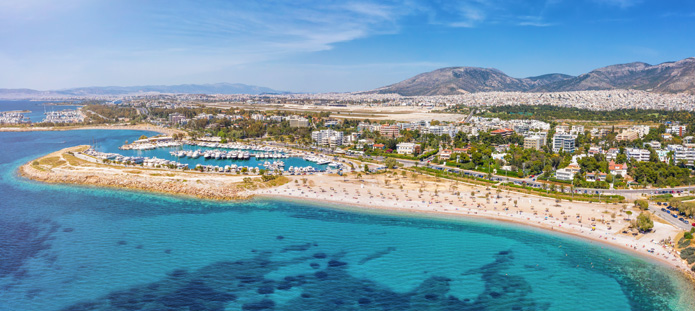 Zee en strand van Athene