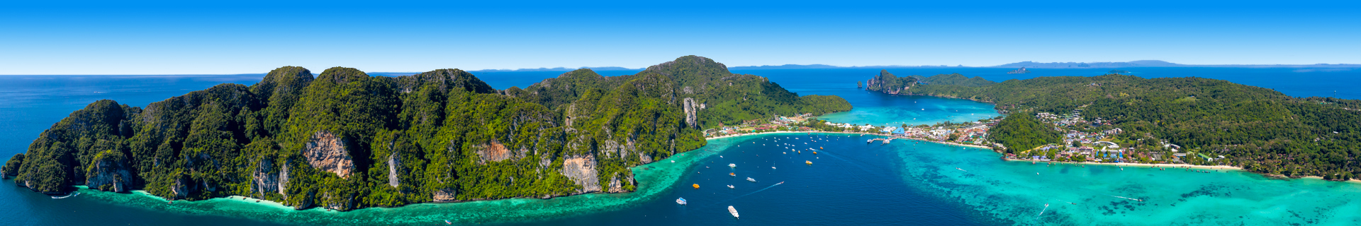 Uitzicht op de zee en bergen in Thailand