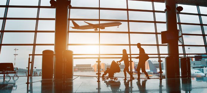 Op het vliegveld met baby