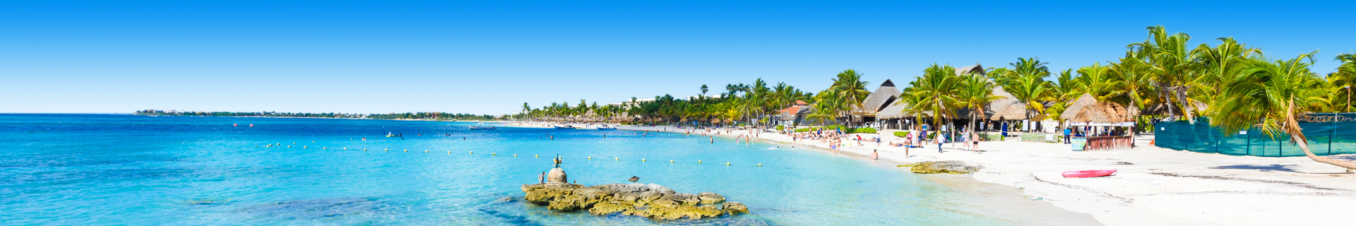 Uitzicht op de zee, het strand en palmbomen tijdens een vakantie Mexico