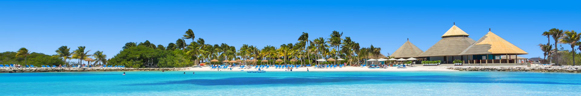 Resort op het witte zandstrand met blauwe zee op Aruba