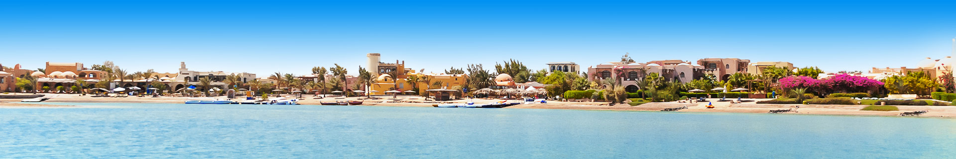 Uitzicht op de zee en huizen tijdens een vakantie in Egypte