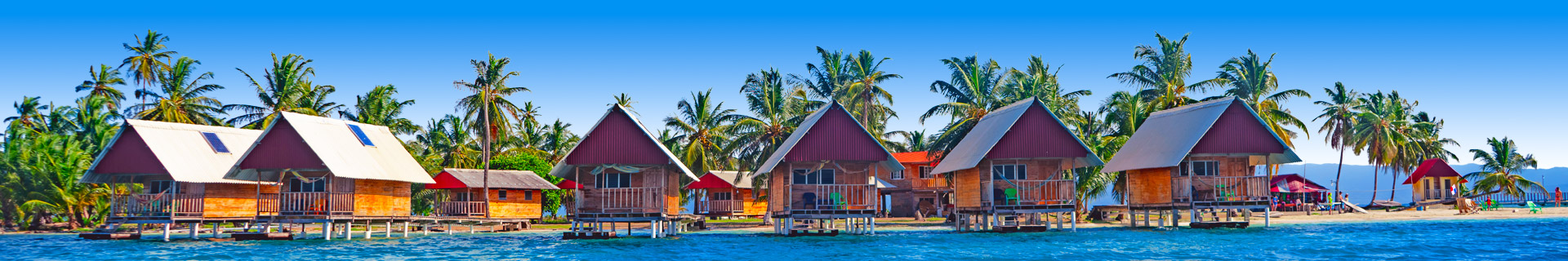 Resort op het witte zandstrand met blauwe zee in Panama