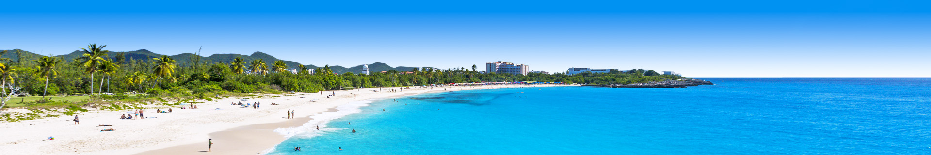 witt zandstrand met blauwe zee op Sint Maarten