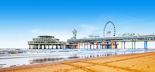 Uitzicht op het strand en de pier van Scheveningen