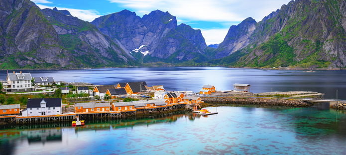 Uitzicht over een meer en bergen in Scandinavië