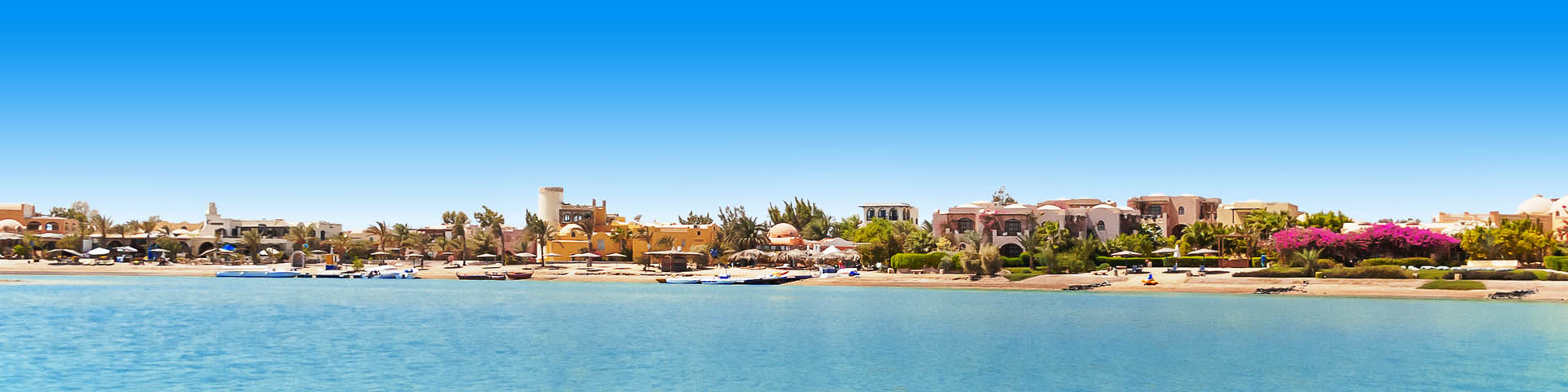 Uitzicht op het strand en gebouwen in Egypte