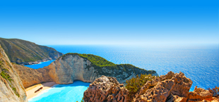 Shipwreck beach in Zakynthos met helderblauw water en een rots