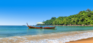 Longtail vissersboot in de zee bij Khao Lak in het zuiden van Thailand