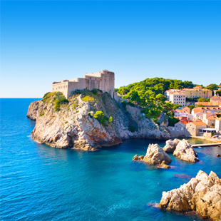 Kasteel op klif uitkijkend over blauwe zee, Dubrovnik, Kroatië, op zonnige dag.