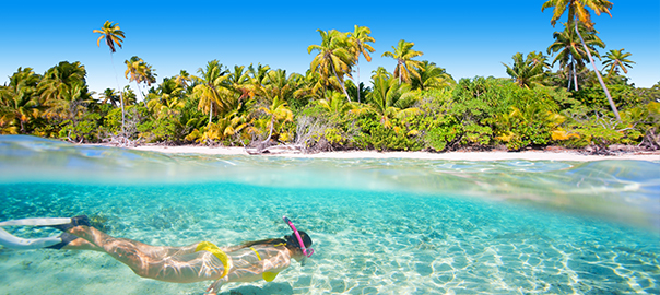 Snorkelen in helderblauwe zee op een tropische bestemming