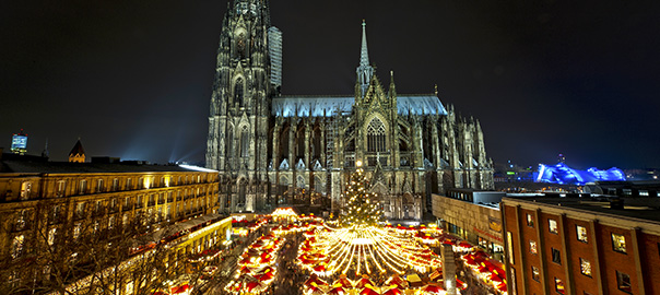 Uitzicht op een verlichte kerstmarkt