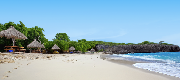 Strand en zee op een tropisch eiland