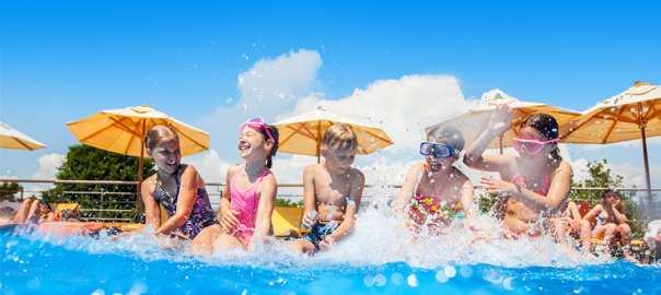 Kinderen aan de rand van het zwembad