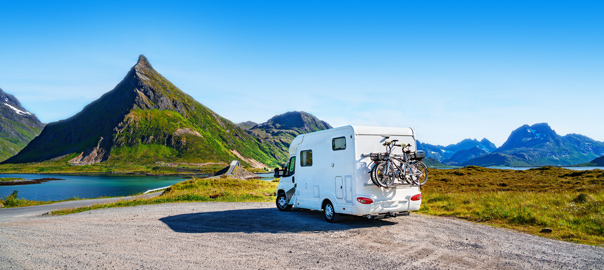Camper in mooi kampeerlandschap