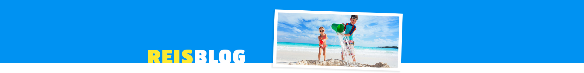 Kinderen spelen met het water op een wit strand. Mooi uitzicht op met helder blauw water. 