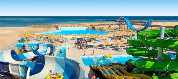 Uitzicht op een leuk waterpark op het strand