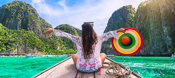Meisje met hoed op bootje in een rivier in Azië