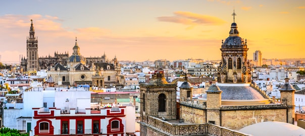 Uitzicht over een prachtige stad bij zonsondergang