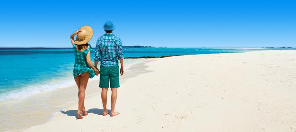 Stelletje hand in hand op het strand tijdens vakantie