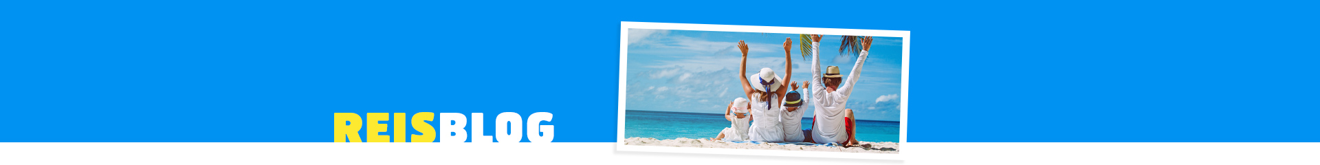 Gezin met handen in de lucht op het strand tijdens een verre vakantie