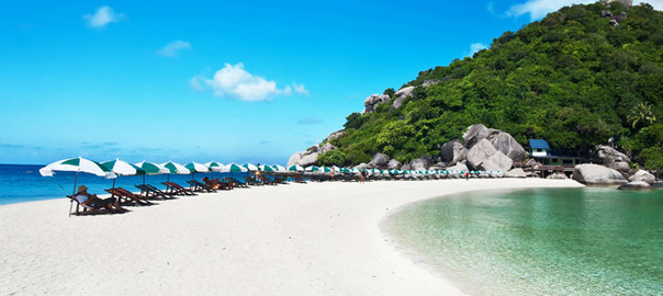 Wit zandstrand met zee en ligbedjes op een winterzon bestemming