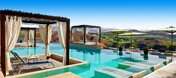 Luxe resort met zwembad en bali bedden